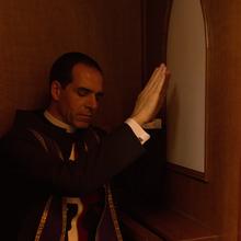 Sacerdote dos Arautos no confessionário